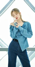 花与少女 孟美岐手拿小花，搭配蓝色牛仔衬衫酷飒写真美照