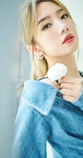 花与少女 孟美岐手拿小花，搭配蓝色牛仔衬衫酷飒写真美照