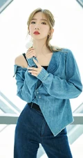 花与少女 孟美岐手拿小花，搭配蓝色牛仔衬衫酷飒写真美照