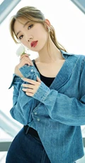 花与少女 孟美岐手拿小花，搭配蓝色牛仔衬衫酷飒写真美照