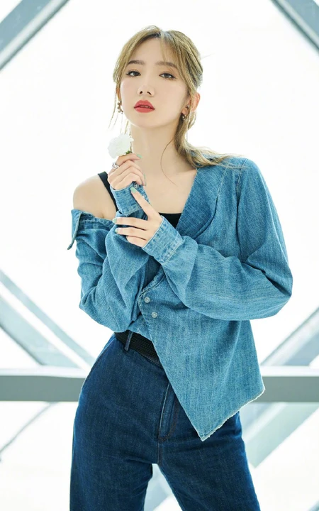 花与少女 孟美岐手拿小花，搭配蓝色牛仔衬衫酷飒写真美照