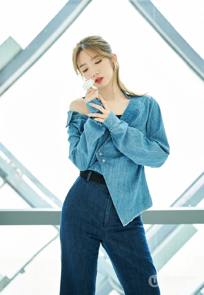 花与少女 孟美岐手拿小花，搭配蓝色牛仔衬衫酷飒写真美照