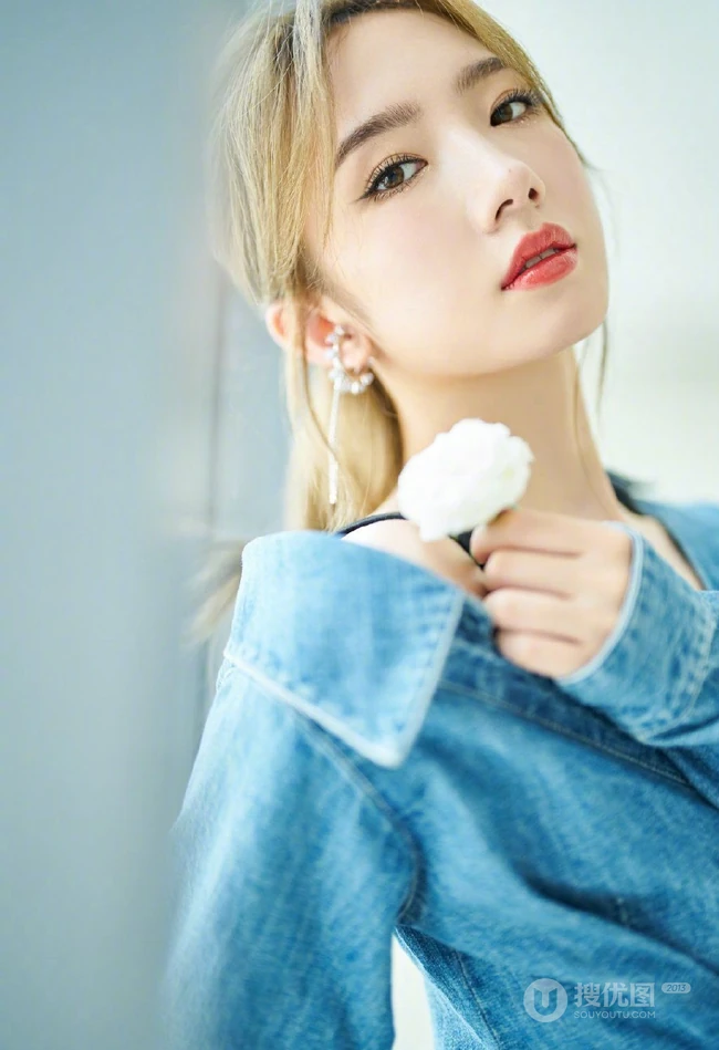 花与少女 孟美岐手拿小花，搭配蓝色牛仔衬衫酷飒写真美照