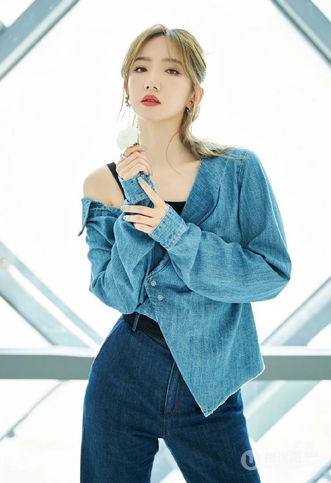 花与少女 孟美岐手拿小花，搭配蓝色牛仔衬衫酷飒写真美照