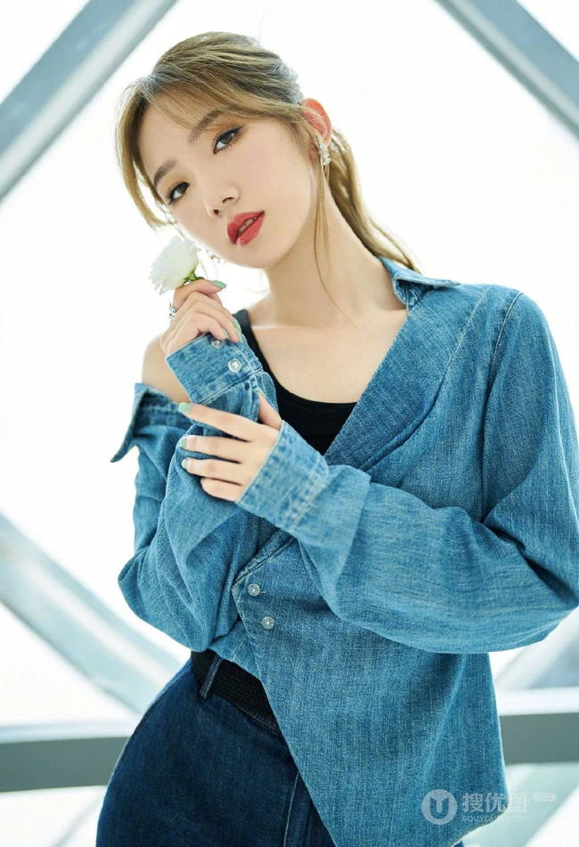 花与少女 孟美岐手拿小花，搭配蓝色牛仔衬衫酷飒写真美照