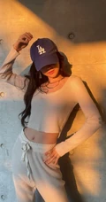 韩国女明星孙娜恩享受夕阳微照软糯气质户外写真美照