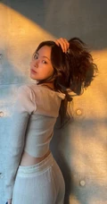 韩国女明星孙娜恩享受夕阳微照软糯气质户外写真美照