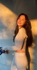 韩国女明星孙娜恩享受夕阳微照软糯气质户外写真美照