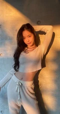 韩国女明星孙娜恩享受夕阳微照软糯气质户外写真美照