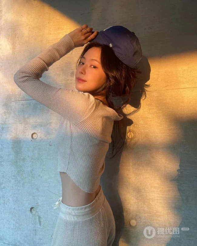 韩国女明星孙娜恩享受夕阳微照软糯气质户外写真美照