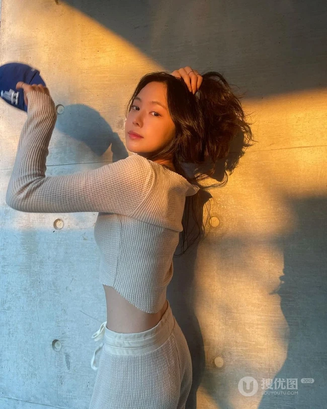 韩国女明星孙娜恩享受夕阳微照软糯气质户外写真美照