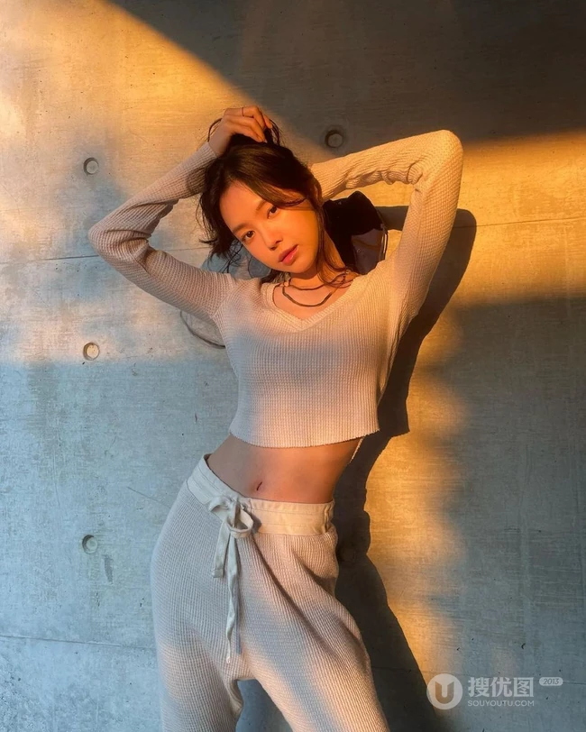 韩国女明星孙娜恩享受夕阳微照软糯气质户外写真美照