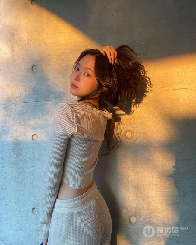 韩国女明星孙娜恩享受夕阳微照软糯气质户外写真美照