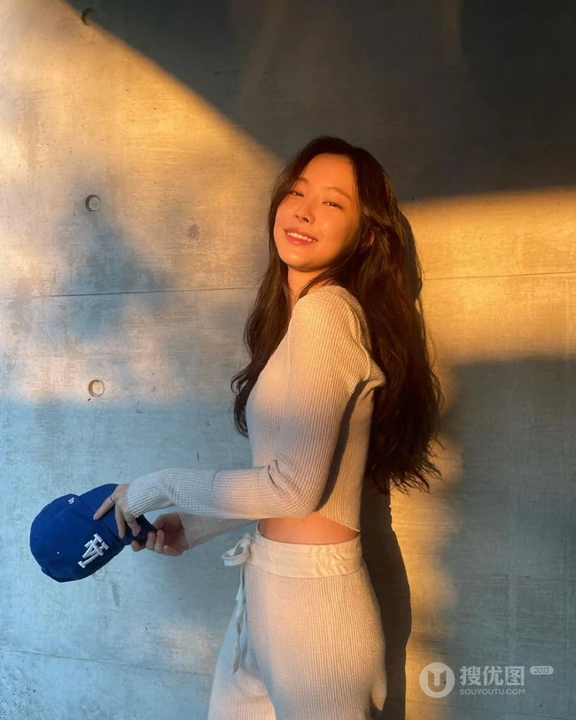 韩国女明星孙娜恩享受夕阳微照软糯气质户外写真美照