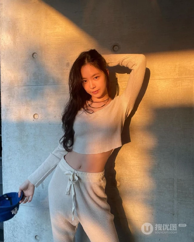 韩国女明星孙娜恩享受夕阳微照软糯气质户外写真美照