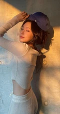 韩国女明星孙娜恩享受夕阳微照软糯气质户外写真美照