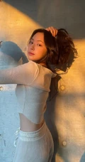 韩国女明星孙娜恩享受夕阳微照软糯气质户外写真美照