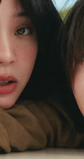 欧阳娜娜，张子枫一起拍写真，宛如姐妹闺蜜般亲密无间，青春气息十足