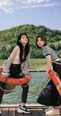 欧阳娜娜，张子枫一起拍写真，宛如姐妹闺蜜般亲密无间，青春气息十足