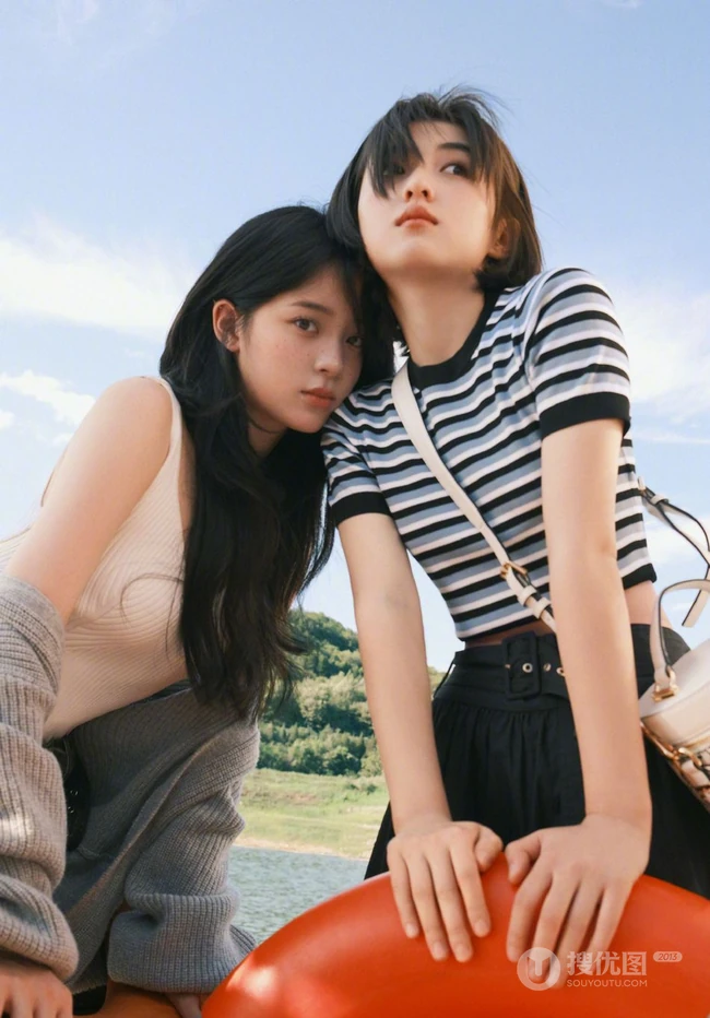 欧阳娜娜，张子枫一起拍写真，宛如姐妹闺蜜般亲密无间，青春气息十足