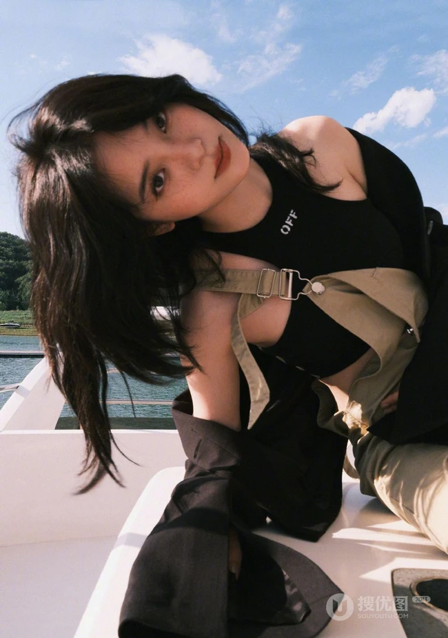 欧阳娜娜，张子枫一起拍写真，宛如姐妹闺蜜般亲密无间，青春气息十足