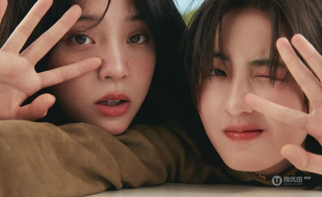欧阳娜娜，张子枫一起拍写真，宛如姐妹闺蜜般亲密无间，青春气息十足
