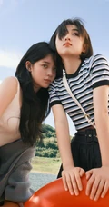 欧阳娜娜，张子枫一起拍写真，宛如姐妹闺蜜般亲密无间，青春气息十足