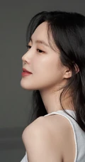 韩国女明星孙娜恩白背心黑裤穿着温婉气质写真图片