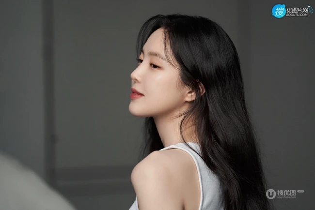 韩国女明星孙娜恩白背心黑裤穿着温婉气质写真图片