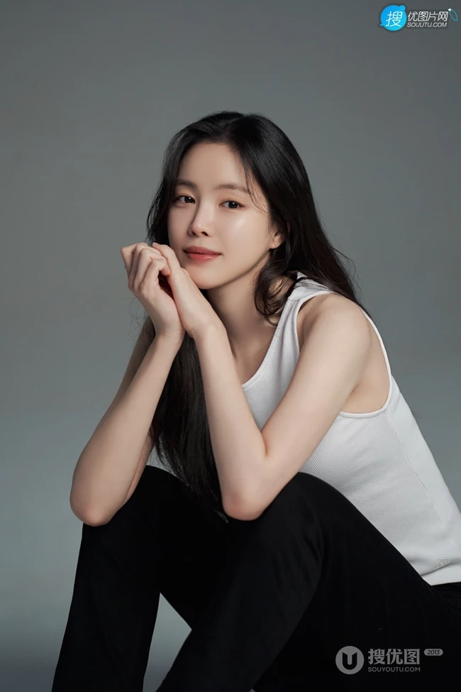 韩国女明星孙娜恩白背心黑裤穿着温婉气质写真图片