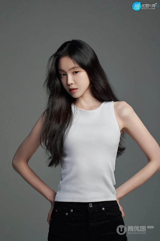 韩国女明星孙娜恩白背心黑裤穿着温婉气质写真图片