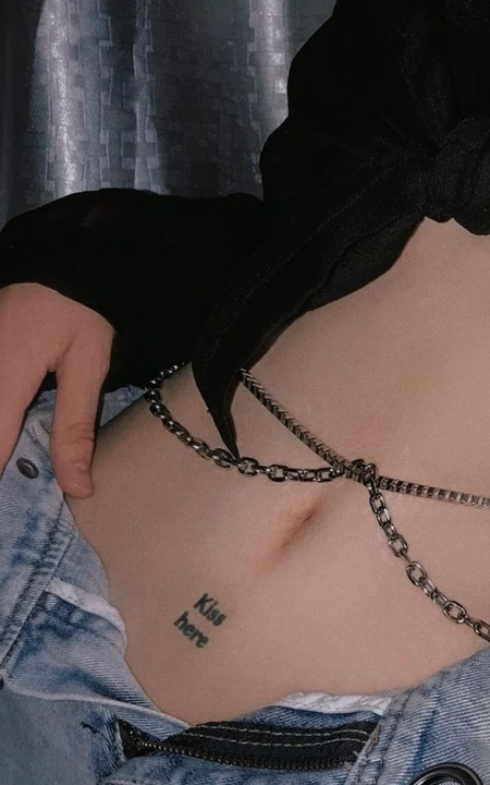 kiss here 小蛮腰，牛仔裤，小肚子纹身欧美女局部摄影手机壁纸图片