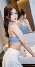 刚跑完步回家的漂亮女生大姐姐韩静安运动背心白短裙加浴室清透写真套图
