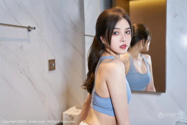 刚跑完步回家的漂亮女生大姐姐韩静安运动背心白短裙加浴室清透写真套图