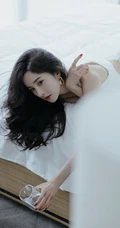 杨幂的纯白look开叉长裙实在太好看了，搭配大波浪卷发慵懒且温柔
