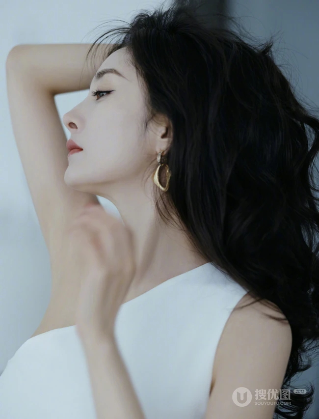 杨幂的纯白look开叉长裙实在太好看了，搭配大波浪卷发慵懒且温柔