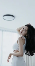 杨幂的纯白look开叉长裙实在太好看了，搭配大波浪卷发慵懒且温柔