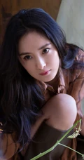 杨幂慵懒惬意多套穿搭复古写真，宛若置身于油画世界的姐姐，灵动而柔美