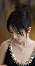 杨幂慵懒惬意多套穿搭复古写真，宛若置身于油画世界的姐姐，灵动而柔美