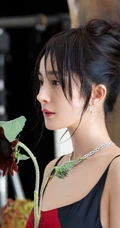杨幂慵懒惬意多套穿搭复古写真，宛若置身于油画世界的姐姐，灵动而柔美