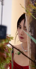 杨幂慵懒惬意多套穿搭复古写真，宛若置身于油画世界的姐姐，灵动而柔美