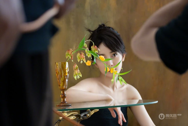 杨幂慵懒惬意多套穿搭复古写真，宛若置身于油画世界的姐姐，灵动而柔美