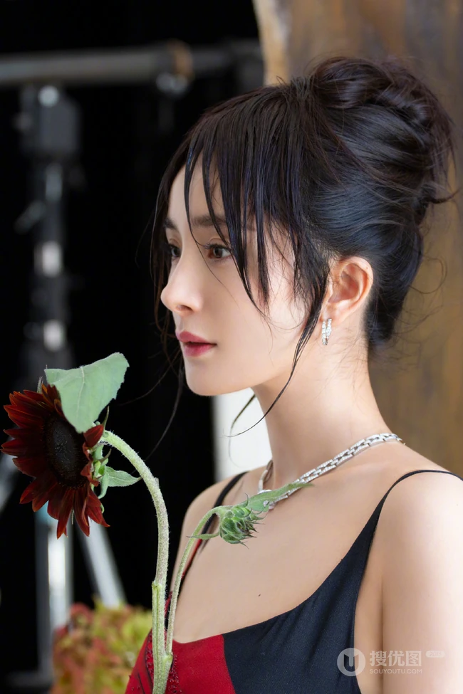 杨幂慵懒惬意多套穿搭复古写真，宛若置身于油画世界的姐姐，灵动而柔美