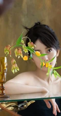 杨幂慵懒惬意多套穿搭复古写真，宛若置身于油画世界的姐姐，灵动而柔美