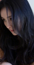 杨幂慵懒惬意多套穿搭复古写真，宛若置身于油画世界的姐姐，灵动而柔美