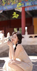 最适合夏天的清新小碎花，甜美清新肩带裙女生小姐姐户外街拍写真图片