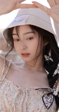 最适合夏天的清新小碎花，甜美清新肩带裙女生小姐姐户外街拍写真图片