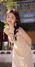 最适合夏天的清新小碎花，甜美清新肩带裙女生小姐姐户外街拍写真图片