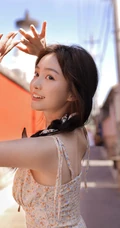 最适合夏天的清新小碎花，甜美清新肩带裙女生小姐姐户外街拍写真图片