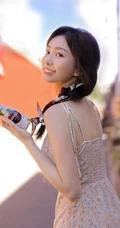 最适合夏天的清新小碎花，甜美清新肩带裙女生小姐姐户外街拍写真图片